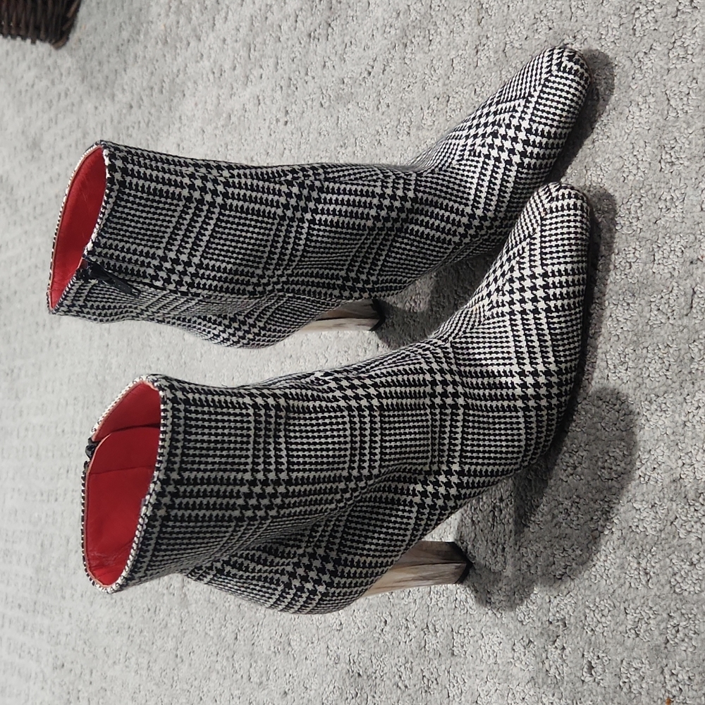 Vicini - Black & White Houndstooth Booties Size 7.5
